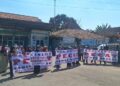Massa GEMPAR membentangkan spanduk tuntutan pencopotan camat saat berunjuk rasa di Kantor Kecamatan Buaran, Kabupaten Pekalongan, Jumat, 24 Juli 2026. (Fahri Akbar/Lingkarjateng.id)