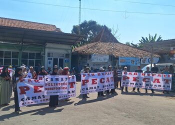 Massa GEMPAR membentangkan spanduk tuntutan pencopotan camat saat berunjuk rasa di Kantor Kecamatan Buaran, Kabupaten Pekalongan, Jumat, 24 Juli 2026. (Fahri Akbar/Lingkarjateng.id)