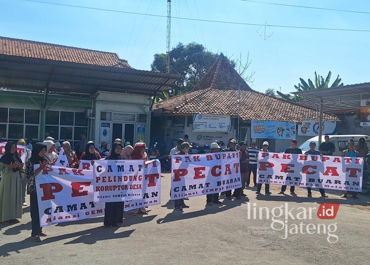 Warga Pekalongan Geruduk Kantor Kecamatan Buaran, Tagih Tindak Lanjut Kasus Kades Watusalam 25 Massa GEMPAR membentangkan spanduk tuntutan pencopotan camat saat berunjuk rasa di Kantor Kecamatan Buaran, Kabupaten Pekalongan, Jumat, 24 Juli 2026. (Fahri Akbar/Lingkarjateng.id)