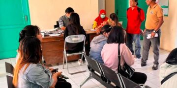SKRINING: Sejumlah pemandu karaoke mengikuti pemeriksaan HIV di Pustu Bugel, Kecamatan Sidorejo, Salatiga, Kamis, 9 Juli 2026. (Angga Rosa/Lingkarjateng.id)