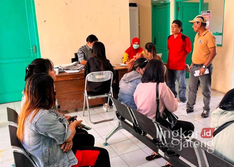 SKRINING: Sejumlah pemandu karaoke mengikuti pemeriksaan HIV di Pustu Bugel, Kecamatan Sidorejo, Salatiga, Kamis, 9 Juli 2026. (Angga Rosa/Lingkarjateng.id)