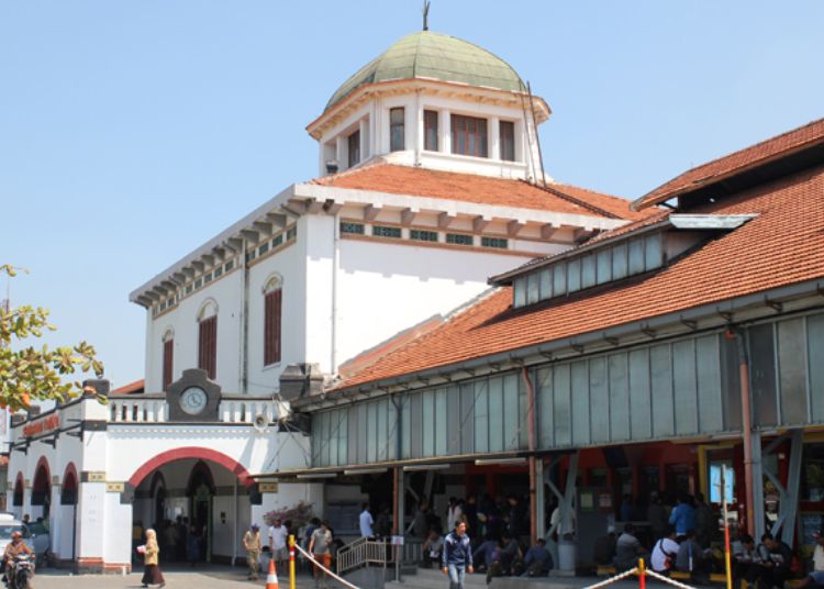 ILUSTRASI: Tampak depan pintu masuk ke Stasiun Semarang Tawang. (dok for Lingkarjateng.id)