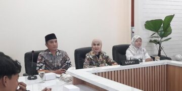 Bupati Kendal, Dyah Kartika Permanasari (tengah), membuka kegiatan sosialisasi keterbukaan informasi publik di Ruang Ngesti Widhi Setda Kendal pada Kamis, 9 Juli 2026. (Anik Kustiani/Lingkarjateng.id)