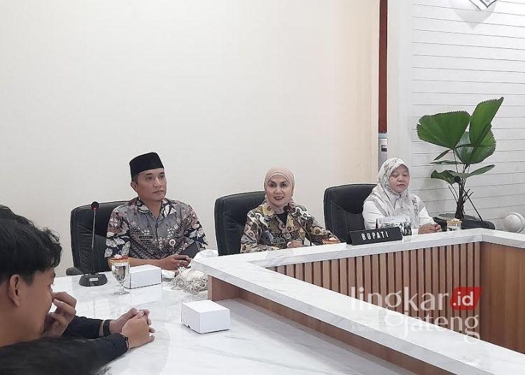 Diskominfo Kendal Beri Sosialisasi Keterbukaan Informasi Publik bagi Lembaga Pendidikan 25 Bupati Kendal, Dyah Kartika Permanasari (tengah), membuka kegiatan sosialisasi keterbukaan informasi publik di Ruang Ngesti Widhi Setda Kendal pada Kamis, 9 Juli 2026. (Anik Kustiani/Lingkarjateng.id)