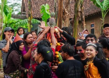 Dukung Tradisi Merti Dusun, Wali Kota Salatiga Harap Wariskan Nilai Kebersamaan 26 Sejumlah warga berebut hasil bumi yang ditempatkan di gunungan saat prosesi Merti Dusun RW 05 Sugihwaras, Kelurahan Randuacir, Kecamatan Argomulyo, Kota Salatiga pada Selasa, 28 Juli 2026. (Prokompim Setda Salatiga/Lingkarjateng.id)