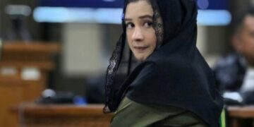 Bupati Pekalongan nonaktif, Fadia Arafiq, menjalani sidang perdana di Pengadilan Tipikor Semarang, Kamis, 23 Juli 2026. (Antara/Lingkarjateng.id)