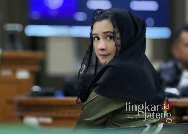 Fadia Arafiq Didakwa Monopoli Proyek Pengadaan Pemkab Pekalongan dan Terima Suap Rp2,8 Miliar 25 Bupati Pekalongan nonaktif, Fadia Arafiq, menjalani sidang perdana di Pengadilan Tipikor Semarang, Kamis, 23 Juli 2026. (Antara/Lingkarjateng.id)