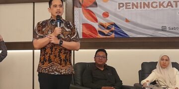 Anggota Komisi VI DPR RI, Firnando Ganinduto, memberi materi dalam sosialisasi peningkatan literasi dan inklusi keuangan bagi tenaga pendidik di Kabupaten Kendal, Sabtu, 11 Juli 2026. (Anik Kustiani/Lingkarjateng.id)