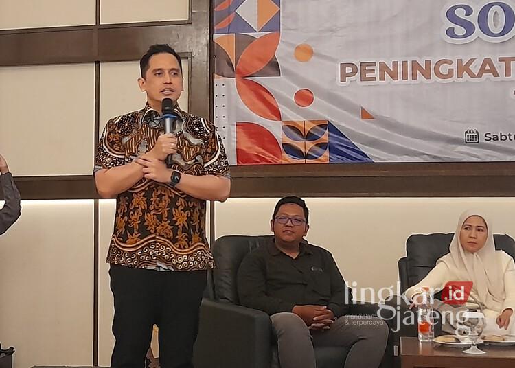 Firnando Sosialisasikan Literasi Keuangan, Guru di Kendal Diajak Manfaatkan Peluang Usaha 25 Anggota Komisi VI DPR RI, Firnando Ganinduto, memberi materi dalam sosialisasi peningkatan literasi dan inklusi keuangan bagi tenaga pendidik di Kabupaten Kendal, Sabtu, 11 Juli 2026. (Anik Kustiani/Lingkarjateng.id)