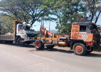 Gara-Gara Sopir Ngantuk, Truk Trailer Tabrak Truk Parkir di Jalan Pantura Rembang
