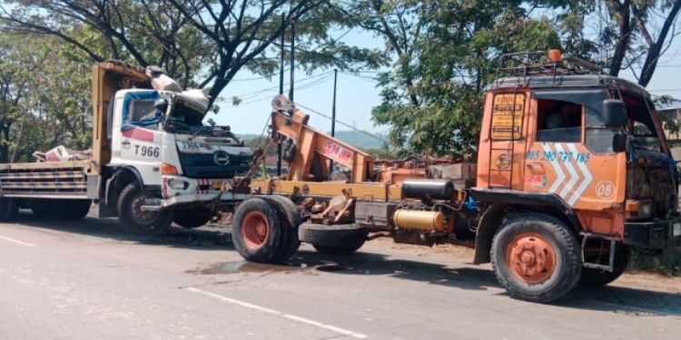 Evakuasi truk trailer Hino bernomor polisi K-8538-OD yang terlibat kecelakaan di Jalan Pantura Rembang pada Kamis, 2 Juli 2026. (dok for Lingkarjateng.id)