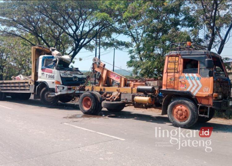 Evakuasi truk trailer Hino bernomor polisi K-8538-OD yang terlibat kecelakaan di Jalan Pantura Rembang pada Kamis, 2 Juli 2026. (dok for Lingkarjateng.id)