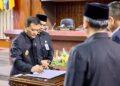 Gubernur Jawa Tengah, Ahmad Luthfi, menandatangani persetujuan Raperda Pertanggungjawaban Pelaksanaan APBD 2025 dalam rapat paripurna yang berlangsung di Gedung Berlian, Semarang, Rabu, 8 Juli 2026. (Lingkarjateng Group Network/Lingkarjateng.id)