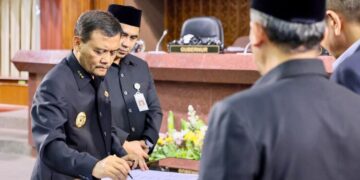 Gubernur Jawa Tengah, Ahmad Luthfi, menandatangani persetujuan Raperda Pertanggungjawaban Pelaksanaan APBD 2025 dalam rapat paripurna yang berlangsung di Gedung Berlian, Semarang, Rabu, 8 Juli 2026. (Lingkarjateng Group Network/Lingkarjateng.id)
