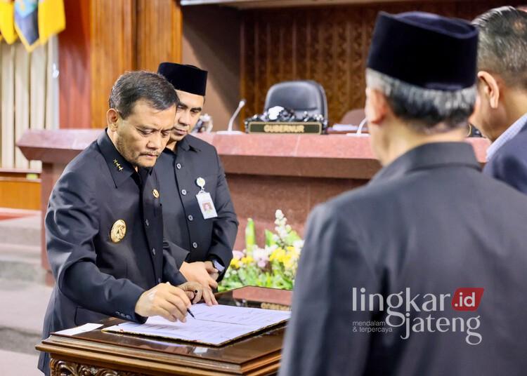 Gubernur Jawa Tengah, Ahmad Luthfi, menandatangani persetujuan Raperda Pertanggungjawaban Pelaksanaan APBD 2025 dalam rapat paripurna yang berlangsung di Gedung Berlian, Semarang, Rabu, 8 Juli 2026. (Lingkarjateng Group Network/Lingkarjateng.id)