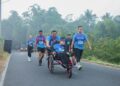 Gubernur Jawa Tengah, Ahmad Luthfi, mendorong kursi roda putranya mengikuti gelaran Rupiah Borobudur Playon 2026 di kawasan Candi Borobudur, Kabupaten Magelang, Minggu, 5 Juli 2026. (Humas Pemprov Jateng/Lingkarjateng.id)