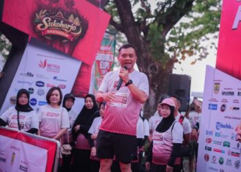 Dukung Sport Tourism, Gubernur Jateng Ikut Meriahkan Sukoharjo Spektakuler Run 2026 25 Gubernur Jawa Tengah, Ahmad Luthfi, memberi sambutan dalam ajang Sukoharjo Spektakuler Run 2026 di Kabupaten Sukoharjo, Minggu, 19 Juli 2026. (Humas Pemprov Jateng/Lingkarjateng.id)