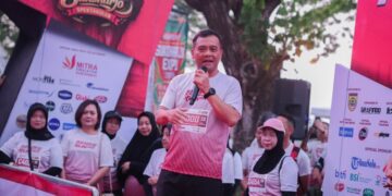 Dukung Sport Tourism, Gubernur Jateng Ikut Meriahkan Sukoharjo Spektakuler Run 2026 10 Gubernur Jawa Tengah, Ahmad Luthfi, memberi sambutan dalam ajang Sukoharjo Spektakuler Run 2026 di Kabupaten Sukoharjo, Minggu, 19 Juli 2026. (Humas Pemprov Jateng/Lingkarjateng.id)