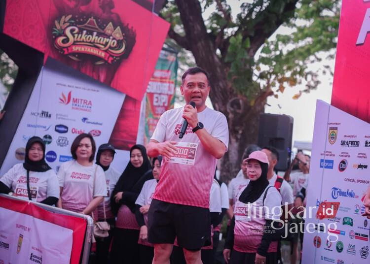 Dukung Sport Tourism, Gubernur Jateng Ikut Meriahkan Sukoharjo Spektakuler Run 2026 25 Gubernur Jawa Tengah, Ahmad Luthfi, memberi sambutan dalam ajang Sukoharjo Spektakuler Run 2026 di Kabupaten Sukoharjo, Minggu, 19 Juli 2026. (Humas Pemprov Jateng/Lingkarjateng.id)