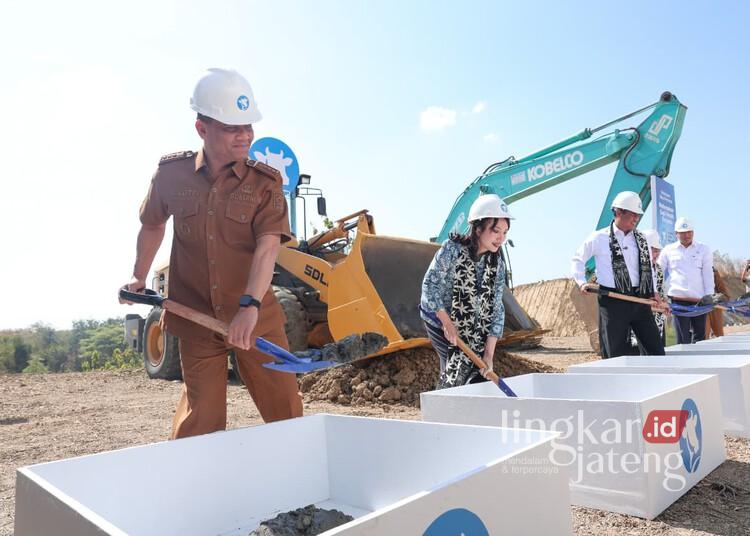 Gubernur Jateng Resmikan Pembangunan Peternakan Sapi Perah Terbesar se-Asia Tenggara di Brebes 25 Gubernur Jawa Tengah, Ahmad Luthfi, melakukan peletakan batu pertama pembangunan peternakan sapi perah terpadu di Desa Karangbale, Kecamatan Larangan, Kabupaten Brebes, Senin, 20 Juli 2026. (Humas Pemprov Jateng/Lingkarjateng.id)