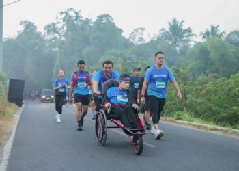 Gubernur Jawa Tengah, Ahmad Luthfi, mendorong kursi roda putranya mengikuti gelaran Rupiah Borobudur Playon 2026 di kawasan Candi Borobudur, Kabupaten Magelang, Minggu, 5 Juli 2026. (Humas Pemprov Jateng/Lingkarjateng.id)
