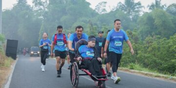 Gubernur Jawa Tengah, Ahmad Luthfi, mendorong kursi roda putranya mengikuti gelaran Rupiah Borobudur Playon 2026 di kawasan Candi Borobudur, Kabupaten Magelang, Minggu, 5 Juli 2026. (Humas Pemprov Jateng/Lingkarjateng.id)
