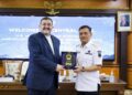 Gubernur Jawa Tengah Ahmad Luthfi memberikan cendera mata kepada Duta Besar Iran untuk Indonesia Mohammad Boroujerdi di Kantor Gubernur Jawa Tengah, Rabu, 22 Juli 2026. (Humas Pemprov Jateng/Lingkarjateng.id)