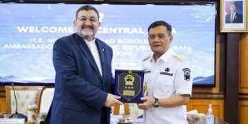 Gubernur Jawa Tengah Ahmad Luthfi memberikan cendera mata kepada Duta Besar Iran untuk Indonesia Mohammad Boroujerdi di Kantor Gubernur Jawa Tengah, Rabu, 22 Juli 2026. (Humas Pemprov Jateng/Lingkarjateng.id)