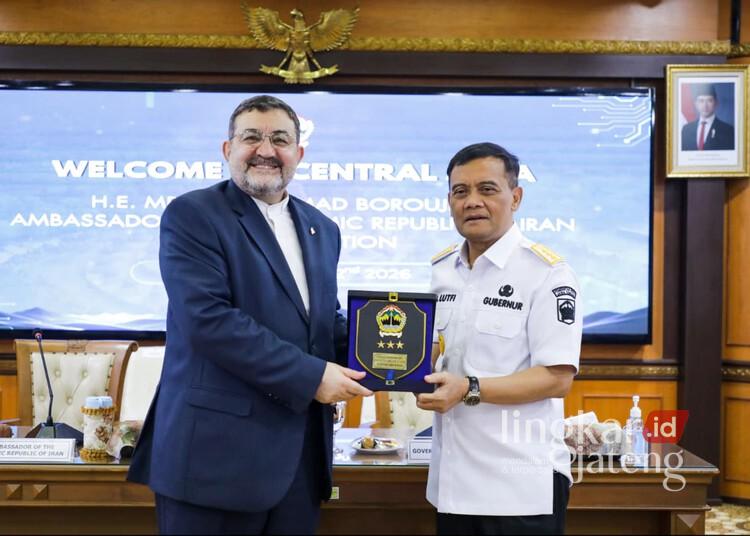 Gubernur Jawa Tengah Ahmad Luthfi memberikan cendera mata kepada Duta Besar Iran untuk Indonesia Mohammad Boroujerdi di Kantor Gubernur Jawa Tengah, Rabu, 22 Juli 2026. (Humas Pemprov Jateng/Lingkarjateng.id)