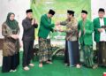 Ketua DPC PPP Jepara, Haizul Ma'arif, menerima tumpeng dalam acara doa bersama di Sekretariat DPC PPP Jepara, Rabu, 22 Juli 2026. (Tomi Budianto/Lingkarjateng.id)