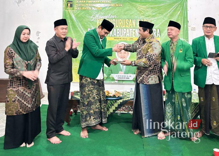 PPP Jepara Awali Kepengurusan Baru dengan Doa Bersama, Gus Haiz Ajak Kader Bersatu Songsong Pemilu 25 Ketua DPC PPP Jepara, Haizul Ma'arif, menerima tumpeng dalam acara doa bersama di Sekretariat DPC PPP Jepara, Rabu, 22 Juli 2026. (Tomi Budianto/Lingkarjateng.id)
