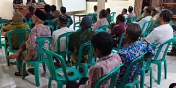 Puluhan petani mengikuti sosialisasi dan musyawarah irigasi di Aula Balai Desa Kalipancur, Kecamatan Bojong, Kabupaten Pekalongan, Senin, 13 Juli 2026 malam. (Fahri Akbar/Lingkarjateng.id)
