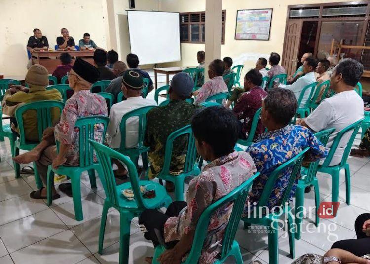 Hadapi Puncak Kemarau, Petani Kalipancur Pekalongan Desak Normalisasi Saluran Irigasi 25 Puluhan petani mengikuti sosialisasi dan musyawarah irigasi di Aula Balai Desa Kalipancur, Kecamatan Bojong, Kabupaten Pekalongan, Senin, 13 Juli 2026 malam. (Fahri Akbar/Lingkarjateng.id)
