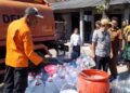 Hampir 1 Bulan Warga Jamus Demak Krisis Air Bersih, 200 KK Terdampak 33 Petugas BPBD menyalurkan bantuan air bersi di Desa Jamus, Kecamatan Mranggen, Kabupaten Demak pada Senin, 29 Juni 2026. (Burhanuddin Aslam/Lingkarjateng.id)