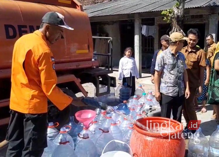 Hampir 1 Bulan Warga Jamus Demak Krisis Air Bersih, 200 KK Terdampak 25 Petugas BPBD menyalurkan bantuan air bersi di Desa Jamus, Kecamatan Mranggen, Kabupaten Demak pada Senin, 29 Juni 2026. (Burhanuddin Aslam/Lingkarjateng.id)