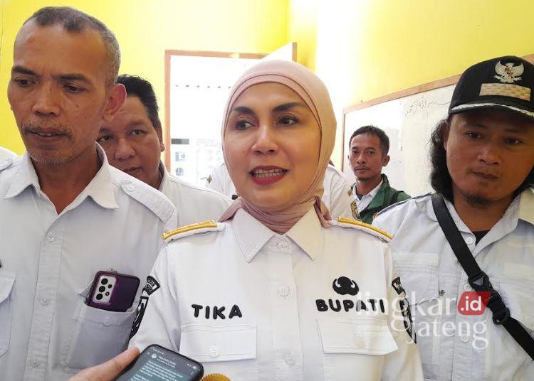 Harga Jual Telur Anjlok, Pemkab Kendal Bantu Stabilkan Harga Lewat Cara Ini 25 Bupati Kendal, Dyah Kartika Permanasari, memberikan keterangan kepada awak media usai meninjau gerakan pangan murah di Gedung PKBM Wiyata Mulya Desa Brangsong, Kecamatan Brangsong, Rabu 1 Juli 2026. (Anik Kustiani/Lingkarjateng.id)