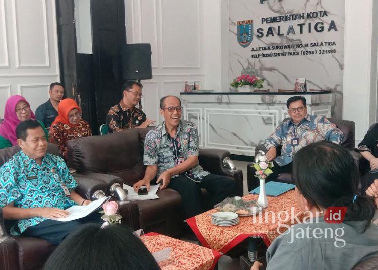 Hari Jadi ke-1276 Salatiga, DPUPR Gratiskan Sedot Tinja Ratusan Rumah Warga 25 Wali Kota Salatiga Robby Hernawan memaparkan rangkaian acara Hari Jadi ke-1276 Salatiga di Kantor Pemkot setempat pada Kamis, 16 Juli 2026. (Angga Rosa/Lingkarjateng.id)