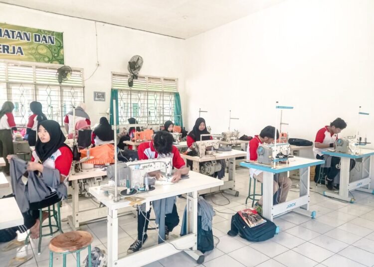 Program pelatihan jurusan menjahit di Balai Latihan Kerja (BLK) memiliki peluang besar untuk langsung bekerja setelah lulus. Foto : Burhan Aslam/Lingkar