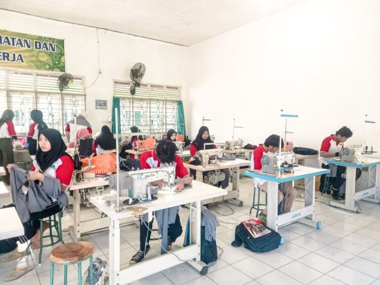 Lulusan BLK Demak Dipastikan Miliki Peluang Langsung Terserap Kerja 25 Program pelatihan jurusan menjahit di Balai Latihan Kerja (BLK) memiliki peluang besar untuk langsung bekerja setelah lulus. Foto : Burhan Aslam/Lingkar