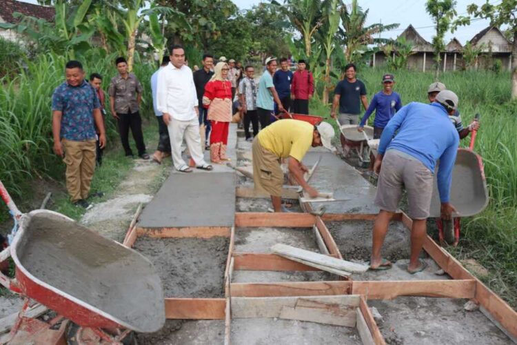 Bupati Blora Arief Rohman, saat mengunjungi Desa Nglebak dan memberikan bantuan terhadap upaya warga membangun jalan secara swadaya. Foto : Eko Wicaksono/Lingkar