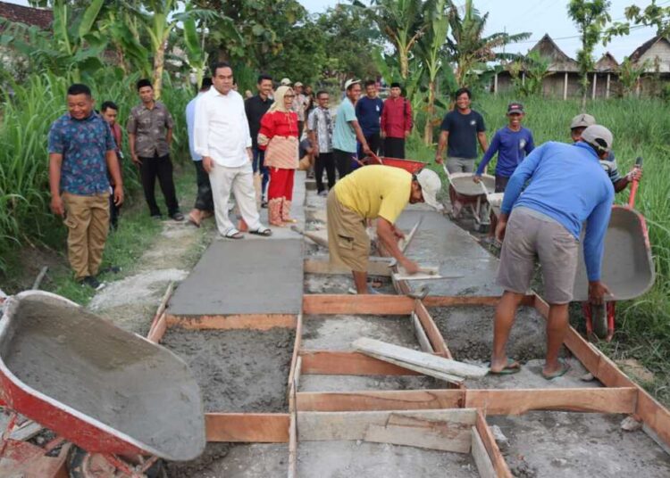 Bupati Blora Arief Rohman, saat mengunjungi Desa Nglebak dan memberikan bantuan terhadap upaya warga membangun jalan secara swadaya. Foto : Eko Wicaksono/Lingkar