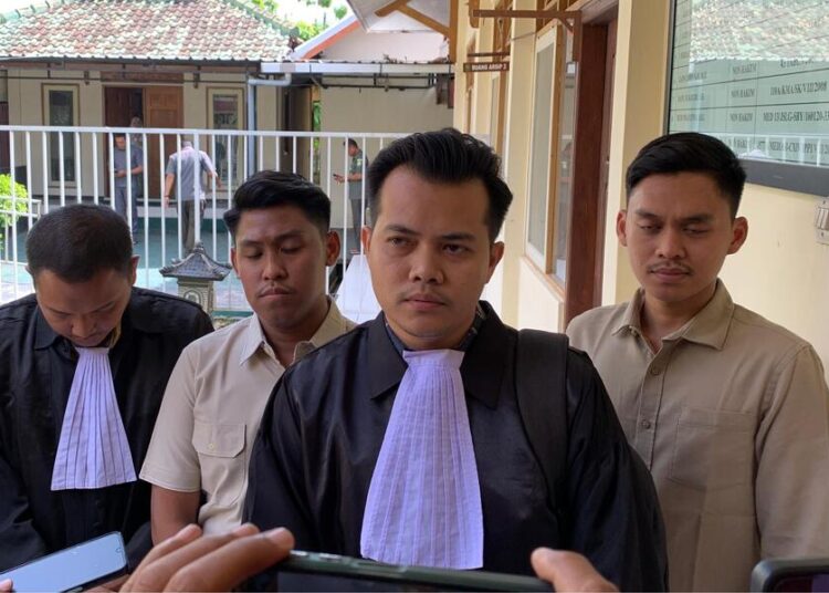 Gegara Salah Paham Bakar Sampah Berujung Meja Pengadilan, Dua Lansia Blora Menanti Damai 25 Salah satu anggota tim kuasa hukum, Agung Handi Sejahtera. Foto : Eko Wicaksono/Lingkar