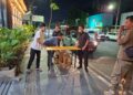 Nekat Pakai Trotoar Tak Sesuai Peruntukan, Satpol PP Tegur Kafe di Jalan Gajah Mada Semarang 33 Petugas Satpol PP Kota Semarang saat memberikan arahan kepada pemilik kafe di area Jalan Gajah Mada beberapa waktu lalu. Foto: Syahril Muadz/Lingkar