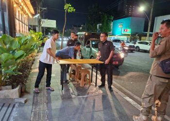 Petugas Satpol PP Kota Semarang saat memberikan arahan kepada pemilik kafe di area Jalan Gajah Mada beberapa waktu lalu. Foto: Syahril Muadz/Lingkar