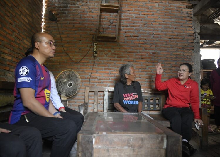 Wali Kota Semarang Agustina Wilujeng saat menyambangi rumah warga di  Kelurahan Mangkang Wetan, Kecamatan Tugu, Jumat (10/7). Foto : Dok.Pemkot Semarang/Lingkar