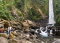 Pengunjung menikmati suasana Curug Genting di Kecamatan Blado, Kabupaten Batang, saat libur sekolah, Kamis (9/7/2026). Foto : Dok Pemkab Batang for Lingkar