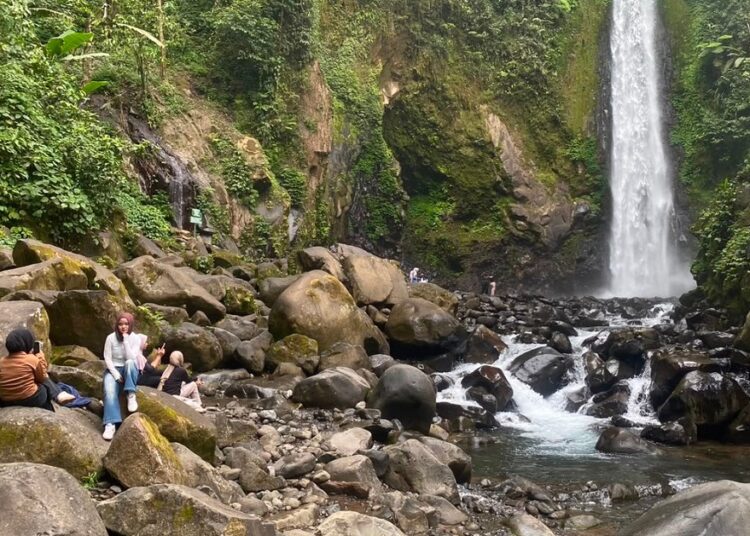 Kunjungan Wisata Curug Genting Batang Meningkat, Tembus 100 Orang per Hari Selama Libur Sekolah 25 Pengunjung menikmati suasana Curug Genting di Kecamatan Blado, Kabupaten Batang, saat libur sekolah, Kamis (9/7/2026). Foto : Dok Pemkab Batang for Lingkar