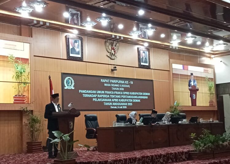 Fraksi PKB DPRD Demak, Muh Syafi’i menyampaikan pandangan umum dalam rapat paripurna. Foto: Burhan/Lingkar