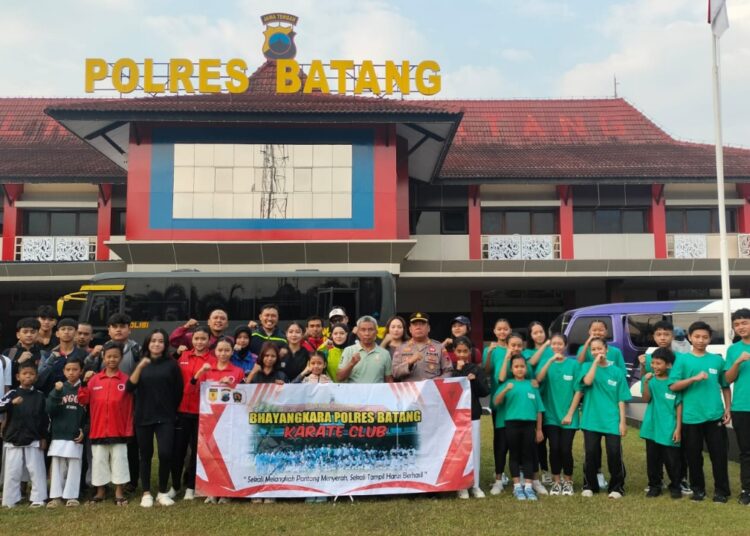 Borong 35 Medali, Tim Karate Bhayangkara Polres Batang Sabet Juara Umum 2 di Piala Walikota Pekalongan 25 Tim Karate Bhayangkara Polres Batang Sabet Juara Umum 2 di Piala Walikota Pekalongan. Foto :Dok.Polres Batang