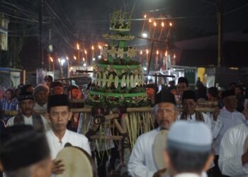 Kirab 5.000 porsi Bubur Suro di Kelurahan Krapyak Kota Pekalongan menjadi penutup rangkaian Syafaat Festival 2026. Foto : Dok.Pribadi HV/Lingkar